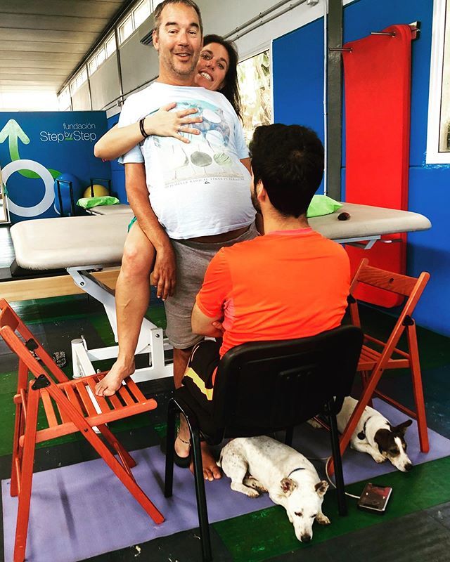 Unos trabajan y otros descansan 🐶
@stepbysteptnf 
#walkingafterspinalcordinj #scirecovery #neverquit #belive#yesyoucan #paralysisrecovery #physicaltherapy #paralysisassasins #scirehabilitation #neversaynever #dontcanthimoutyet #achieve #truth #lifegoesonwheels #onlypossibili…