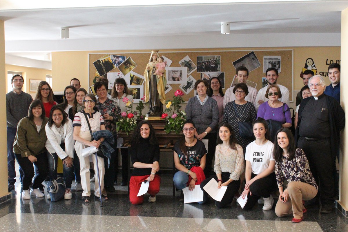 Hoy hemos procesionado a la Virgen de Ntra. Sra. del Carmen, para honrarla y venerarla el mes de mayo. Damos las gracias a la parroquia de Ntra. Sra. del Carmen de las Delicias, por habernos prestado la bonita imagen. Y al <a href="/semvalladolid/">Colegio Seminario Valladolid</a> por su ayuda.
