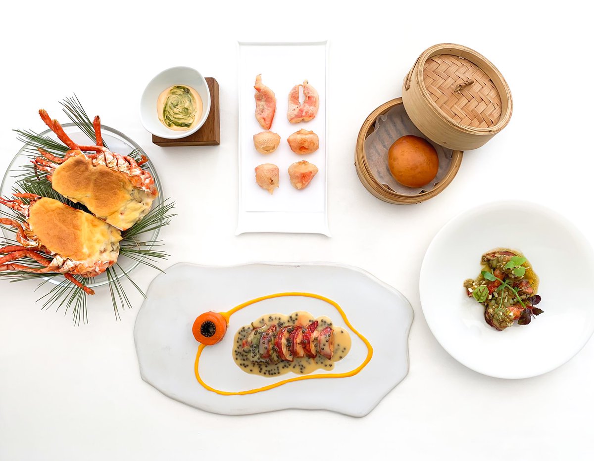 El bogavante y sus diferentes elaboraciones 🦞

[4 servicios] :
- pinzas en tempura
- codos de salpicón 
- cuerpo en beurre blanc y caviar
- cabeza con muselina de su coral

#elsbrancs #aRoses #inCostaBrava #Empordà #gastronomy #food #instafood #foodlover #gourmet #finedining