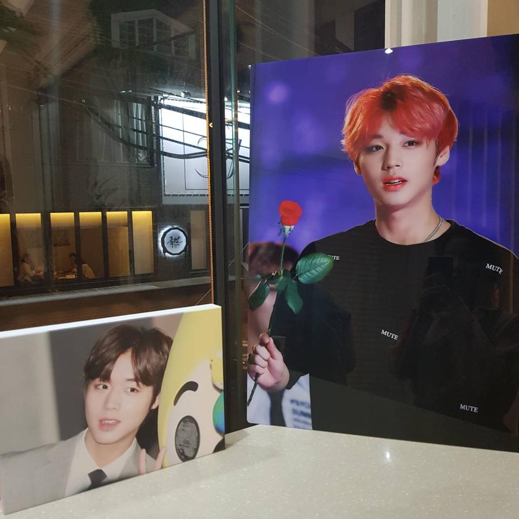 dajung_may's tweet photo. 솔찌키... 액자도 진짜 다 예뻐서... 몰래 하나 들튀하고 싶어따... 🙄😅

#2019_로맨틱지훈데이 #박지훈 #MYYO https://t.co/KPYvh44u0o