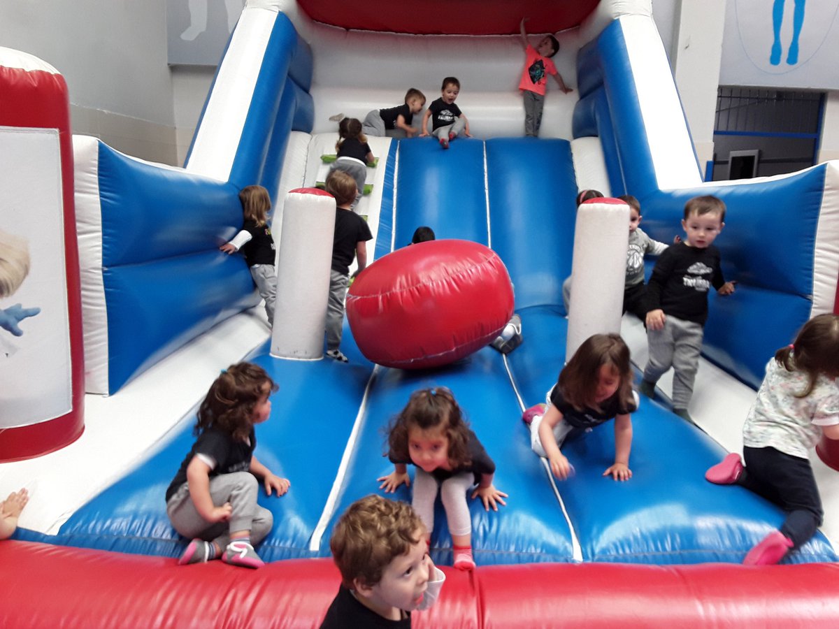 truebaikastetxe's tweet image. Los niños de 1 y 2 años han disfrutado toda la mañana saltando en los hinchables