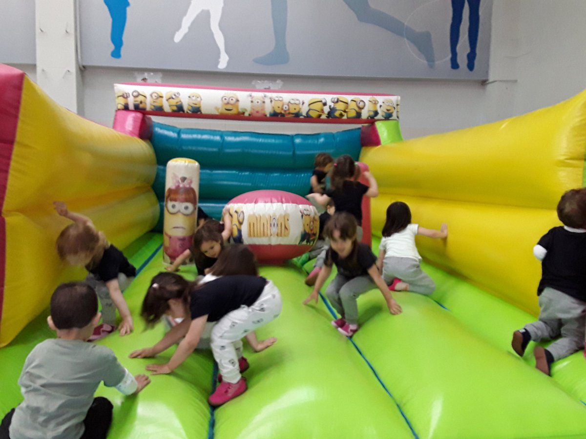 truebaikastetxe's tweet image. Los niños de 1 y 2 años han disfrutado toda la mañana saltando en los hinchables