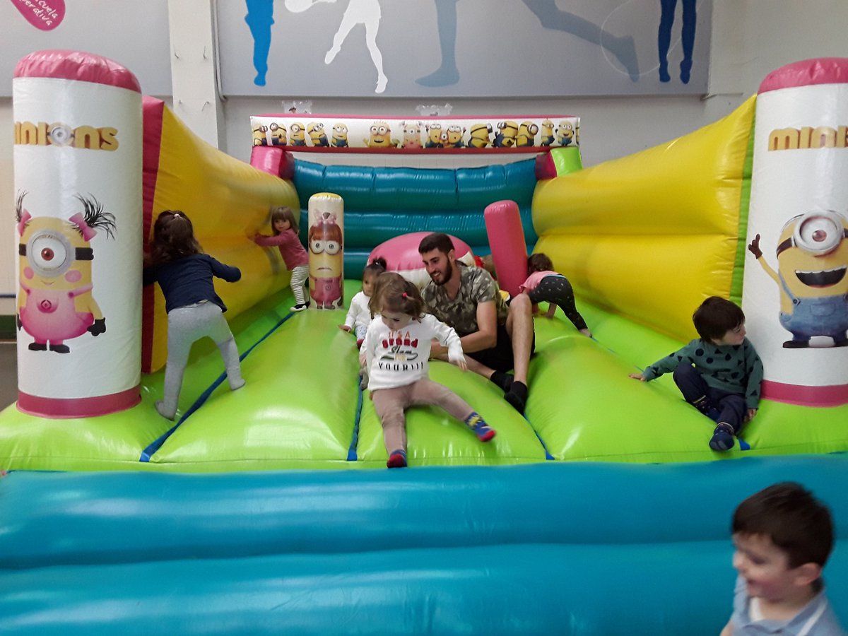 truebaikastetxe's tweet image. Los niños de 1 y 2 años han disfrutado toda la mañana saltando en los hinchables