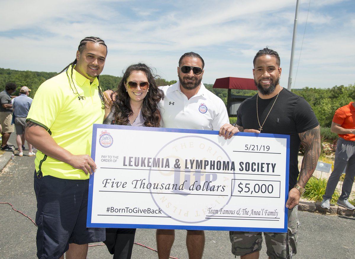 JimmysSeafood's tweet photo. 🤛 We’re bringing the fight to cancer. @lanceanoai & @WWEUsos presented a $5,000 donation to @LLSusa on behalf of @WWERomanReigns & The Anoa’i Family at our annual golf tournament! #Born2GiveBack 🧡 https://t.co/GNn23zH93J