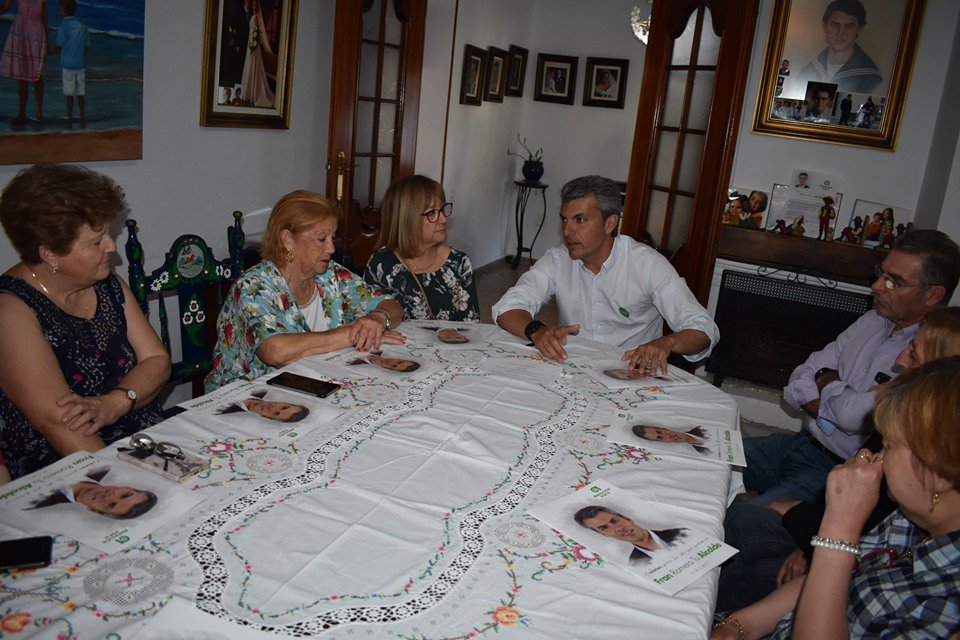 franromero1972's tweet photo. Seguimos dando a conocer nuestro proyecto de ciudad a los isleños. Ayer compartimos parte de la tarde con la ‘Asociación de Mujeres Salineras Lela’. Gracias a este colectivo por el interés https://t.co/pmwcVxKUTz #LaIslaQueQueremos #SomosUnEquipoGanador #FR19 #RecuperaLaIlusion https://t.co/kBg581Q5MY