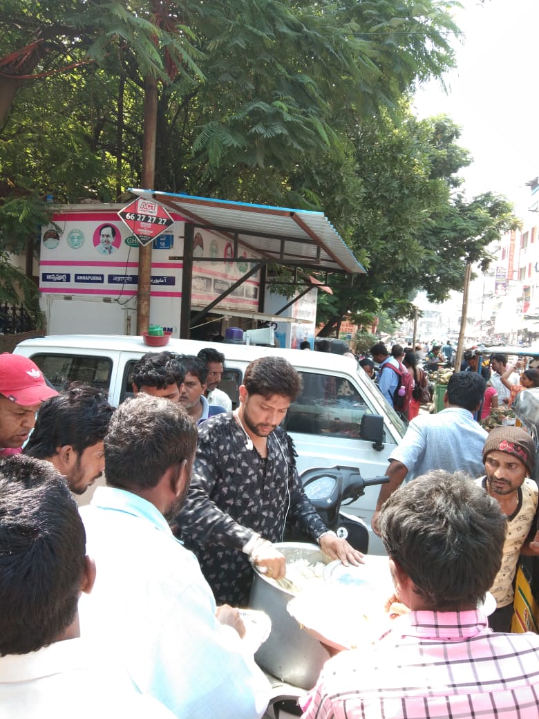 actor_naveed's tweet photo. Sheefa welfare foundation free food distribution hunger never seen religion common friends let's help to this people https://t.co/aJZ7Mlx35R