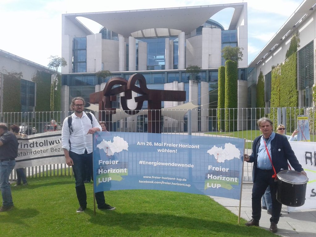 UnserMuchow's tweet photo. Mit dem  @ABguWA am #Kanzleramt. #Berlin_Demo @BI_Borchen @Joerg_Rehmann @SCHIETHUS @VERNUNFTKRAFTBB @Windkraftfrei @LKLUP @Gegenwind_OR @GegenwindBW @SVZonline @ndrmv https://t.co/kx1goYmLoc