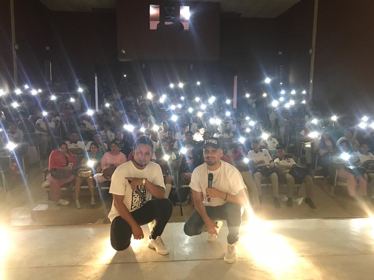 Continuando los festejos con un concierto_conferencia en el cine teatro, agradeciendo la participación de la cuarta tribu y ángeles del rap.
