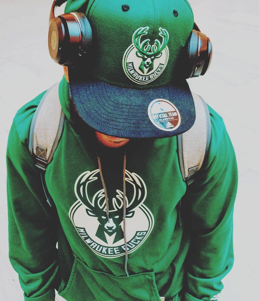 jumpinatthebean's tweet photo. @moody_pj met a @Bucks fan heading thru @ChiUnionStation from Arizona to attend #game5 #letskeepitalive back to #FearingTheDeer— at Chicago Union Station. https://t.co/QX4IET5WWR