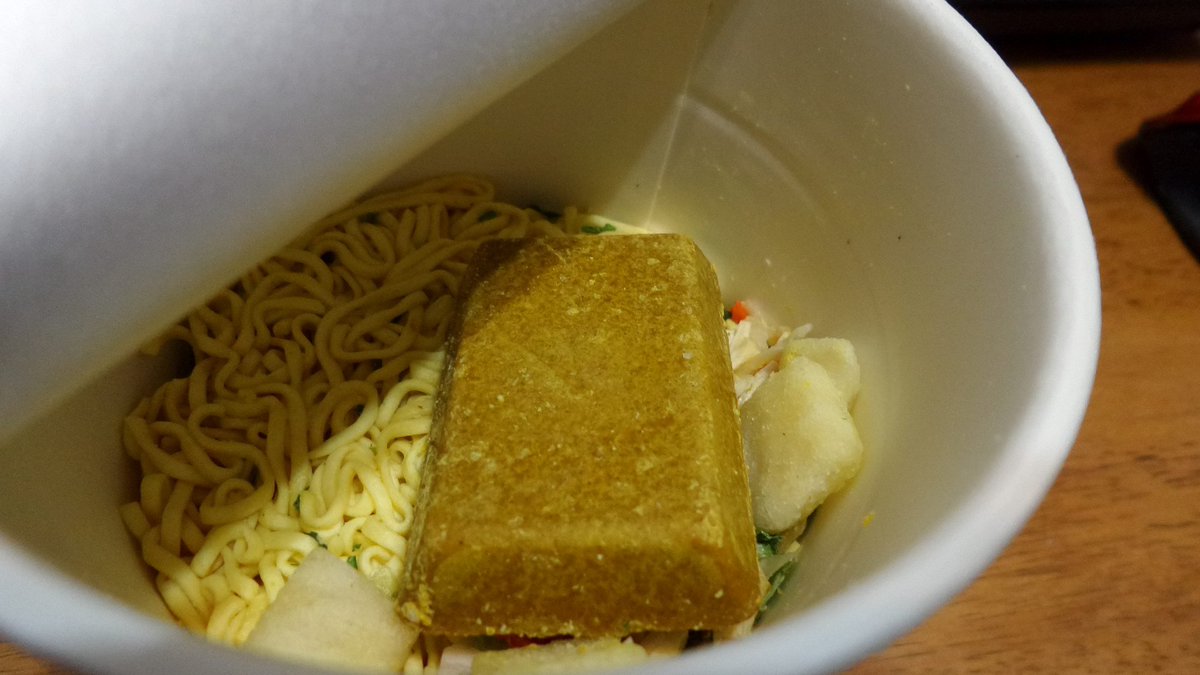zuttappk's tweet photo. さて今日の「〆兼酒肴」は AceCook「カレーヌードル」！
ん？もしやパッケージの「固形ルー」って！？
お！蓋開けたら何とも懐かしい「姿」味もヤッパあの頃の味わいそのもの！！
「玉ねぎ」のシャキシャキが何とも旨い。
そうだコレだよ！喰いたかったの？！
#家呑み #路麺 #ツイッター晩酌部 https://t.co/ilAZ6SGOUg