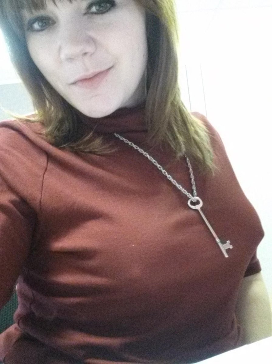BritishmilfRach's tweet photo. Feeling naughty today if this pic gets 200 retweets ill get my tits out in the class room hehe #badteacher #naughtywife #naughtymum xxxx https://t.co/jaMJchr0WD