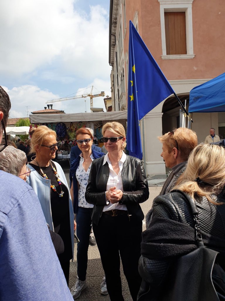 Sandra_Savino's tweet photo. Incontro con i cittadini al mercato di #Sacile per 🇮🇹🇪🇺#ElezioniEuropee2019 ✏️#scriviBerlusconi ✏️#scriviSavino @Forza_ItaliaFVG @GruppoFICamera @forza_italia @berlusconi https://t.co/DCfLcCHoB9