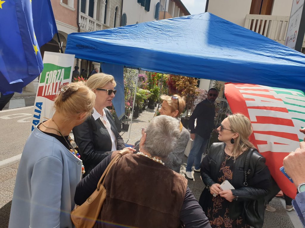 Sandra_Savino's tweet photo. Incontro con i cittadini al mercato di #Sacile per 🇮🇹🇪🇺#ElezioniEuropee2019 ✏️#scriviBerlusconi ✏️#scriviSavino @Forza_ItaliaFVG @GruppoFICamera @forza_italia @berlusconi https://t.co/DCfLcCHoB9