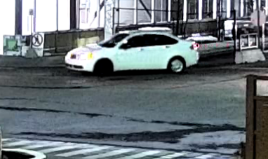 sureteduquebec's tweet photo. La Sûreté du Québec et le Service de police de l'agglomération de Longueuil recherchent des informations concernant un véhicule suspect (Ford Focus 2008 blanc berline 4 portes, un enjoliveur manquant (voir photo), relié au meurtre survenu le 10 mai dernier à #Brossard. https://t.co/BjhWeBOgbo