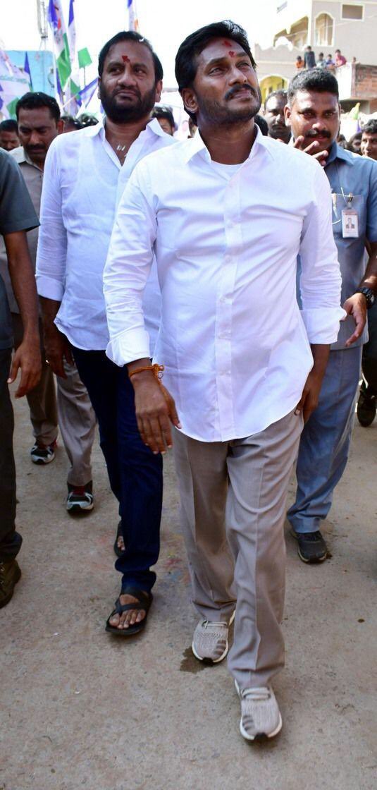 Infidel_KING's tweet image. Aaaaatttt TV9 లో వచ్చాడయ్యో సామీ సాంగ్ ఏస్తున్నాడు జగన్ కి...
#Jagan Anna Maaaas

It’s literally Tears 😱😱😱
#APCMYSJagan #TDPvsYSRCP