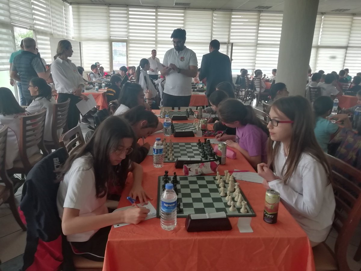 Uchess8's tweet photo. Ankara Okullararası Küçükler Satranç Şampiyonasında okulumuz kızlar takımı Ortaokul Kızlar Kategorisinde Ankara İkincisi olarak Kupa ve gümüş madalya almaya hak kazanmıştır.

Öğrencilerimizi tebrik eder başarılarının devamını dileriz. https://t.co/na4ba9cCFx