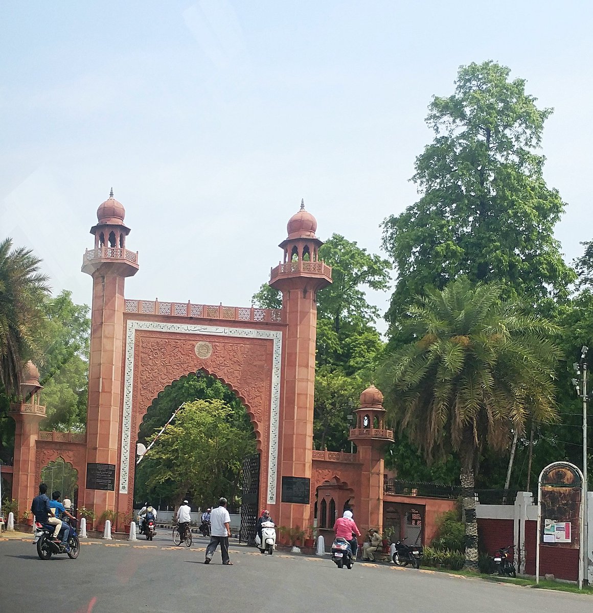 AzanaHyder's tweet photo. Our team had a fabulous two days visiting Aligarh Muslim University. We can't thank the staff enough for their kindness and hospitality. It was amazing hearing all the stories about AMU's significant contributions to polio elimination in India https://t.co/mvDsqX4P22