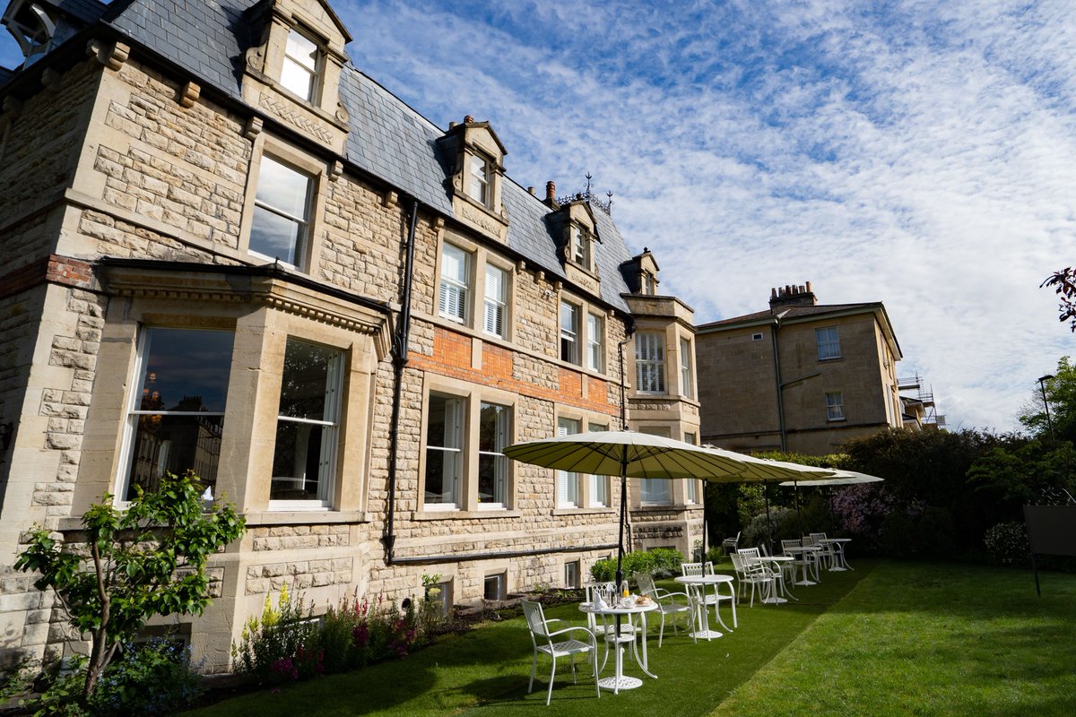 Beautiful blue sky, a Villa overlooking the park, birdsong and a pretty garden to while away the afternoon

Happy Bank Holiday weekend!