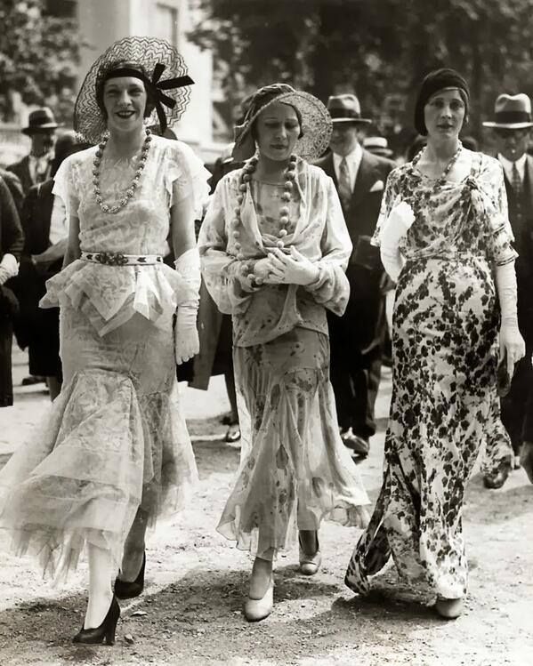 radhistorycom's tweet photo. Fashion in Paris, 1930s. https://t.co/YHMgsuWuJh