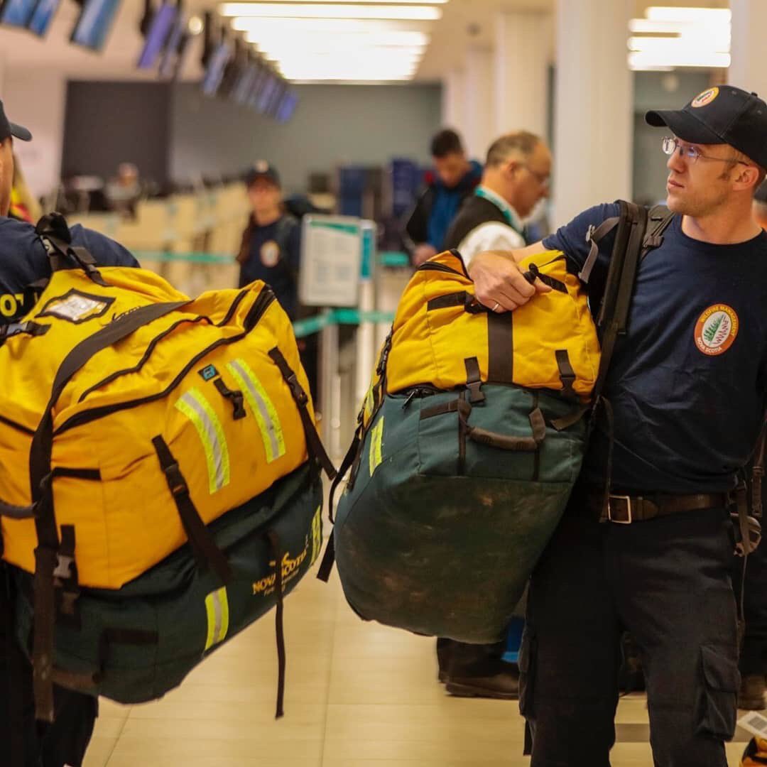 StephenMcNeil's tweet photo. A crew of 21 brave men and women left Nova Scotia this morning to help fight wildfires in #Alberta. The wildfire crew is expected to be on the fireline for about two weeks. On behalf of all Nova Scotians, we thank you for your service and look forward to your safe return. #ABfire https://t.co/yzpMuF7e8X