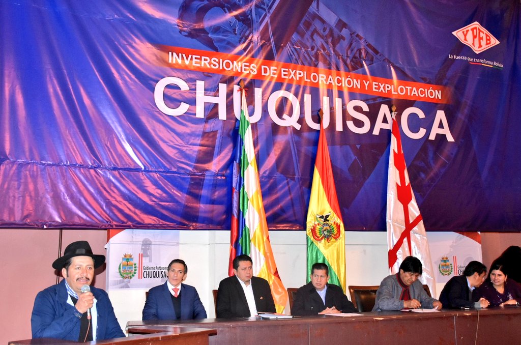 SHEM_GADCH's tweet photo. #HoySucre// El Presidente @evoespueblo Gobernador @EstebanUrquizuC presentes en la firma de "Acta de intenciones para la Suscripción de un Contrato de Servicios Petroleros entre la empresa @YPFB_corp y #YPFBChaco para el Área Carandaiti. https://t.co/J4P8Ue5t4t