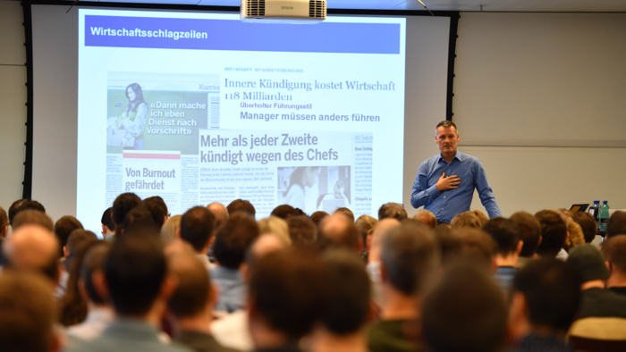 Viability_ZHAW's tweet photo. @roeoesli an der 10. #Lean, #Agile &amp; #Scrum Konferenz von @swissICT über traditionelles Budgeting und warum es nachhaltige Agilität in Unternehmen verunmöglicht. #VUCA #BeyondBudgeting @ZHAW @sml_zhaw 
https://t.co/deKIlovkIL https://t.co/9kxvIgjbS7