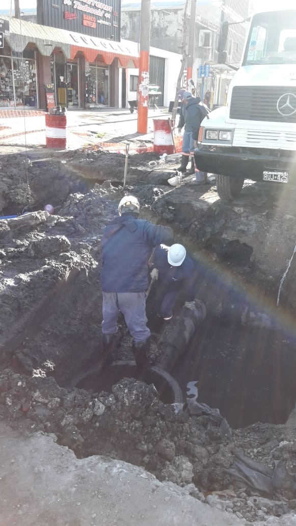 PRENSAOSSE's tweet photo. Operarios de la Gerencia de Producción proceden en estos momentos al cambio de una válvula esclusa en Vertiz y Edison. Aconsejamos a los vecinos de #Puerto, #ColinasPR, #VillaLourdes y #TermasHuinco que moderen el uso del recurso a fin de preservar el acopio domiciliario. https://t.co/6rw5fKgyEg