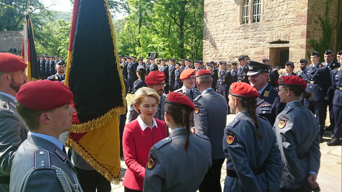 Feierliches #Gelöbnis vor #HambacherSchloss. #Verteidigungsministerin #vonderLeyen hält Gelöbnisrede für 193 #Rekruten auch vom #Team_Luftwaffe. Männer und Frauen des #Luftwaffenausbildungsbataillon_Germersheim geloben „der #Bundesrepublik #Deutschland treu zu dienen.“#Bundeswehr