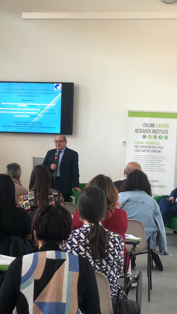 StazionePelli's tweet photo. Il Prof. Mario Malinconico del CNR racconta le nuove frontiere  della ricerca nel campo dei biomateriali #economia ricolare #leatherbiostrategies https://t.co/1Zy2wINpL3