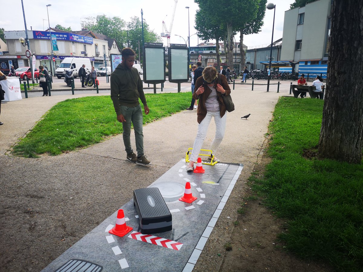Prefet94's tweet photo. [#15aineSRIDF] À l'occasion de la Quinzaine de la #sécuritéRoutière un village de la Sécurité routière est organisé à @VilleSucy avec la #DOPC, @transdevFR @wimoov pour sensibiliser les usagers sur l'alcoolémie, les bus et leurs angles morts et les risques des 2RM 🛵 https://t.co/bXYhqHJuPP
