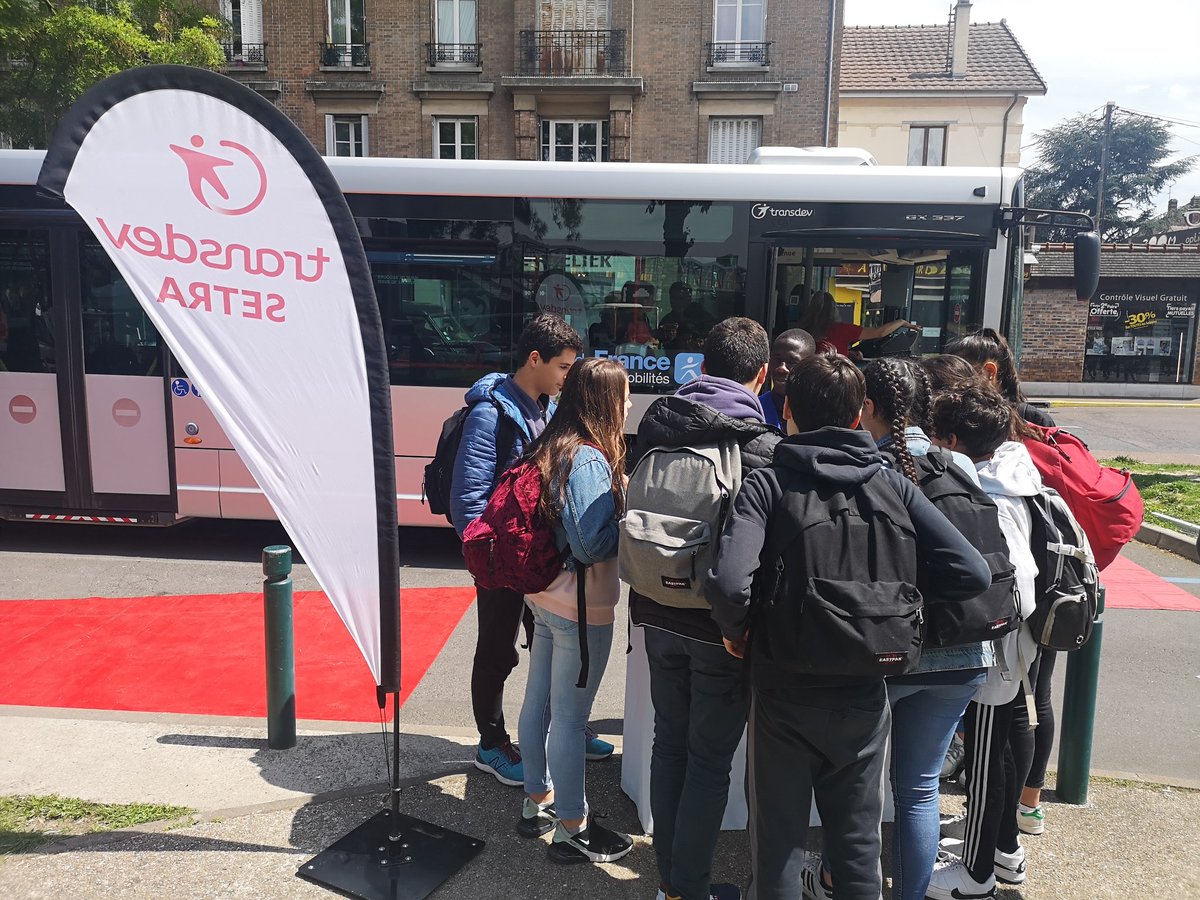 [#15aineSRIDF] À l'occasion de la Quinzaine de la #sécuritéRoutière un village de la Sécurité routière est organisé à <a href="/VilleSucy/">Ville de Sucy</a> avec la #DOPC, <a href="/transdevFR/">Transdev France</a> <a href="/wimoov/">Wimoov</a> pour sensibiliser les usagers sur l'alcoolémie, les bus et leurs angles morts et les risques des 2RM 🛵