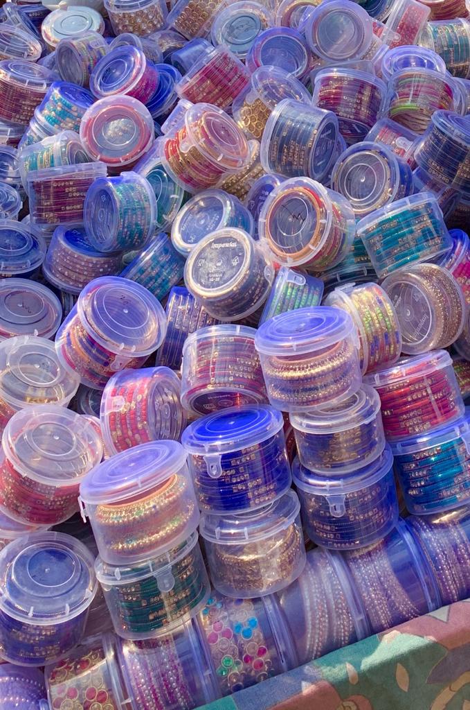 Cruise2Com's tweet photo. 💫“Churi Wali Gali” (Bangle sellers lane)
🎊Dating back to the days of Emperor and keeping to the vibrant spirits till date.
✈ While in Delhi India, Plan your trip to Churi Wali Gali where the lanes are narrow but bustling with life. https://t.co/3GmTN2fRb4