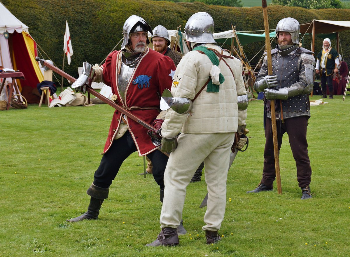 Lullingstone's tweet photo. Hip Hip Hooray for a 4 day Bank Holiday weekend! Join us Fri/Sat from 12 &amp; Sun/BH Mon from 11am for our medieval magic event + gorgeous flower power too! #chelseafever #BankHolidayWeekend https://t.co/vso2iQM7P2 https://t.co/BZPhkDq9j3