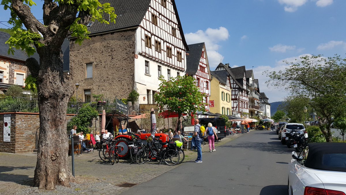 Rehschopp's tweet photo. ...the sun is shining and Ediger-Eller is open for business..! #moselwines #pensionrehschopp #moseltourism https://t.co/AgMyiqj2xY