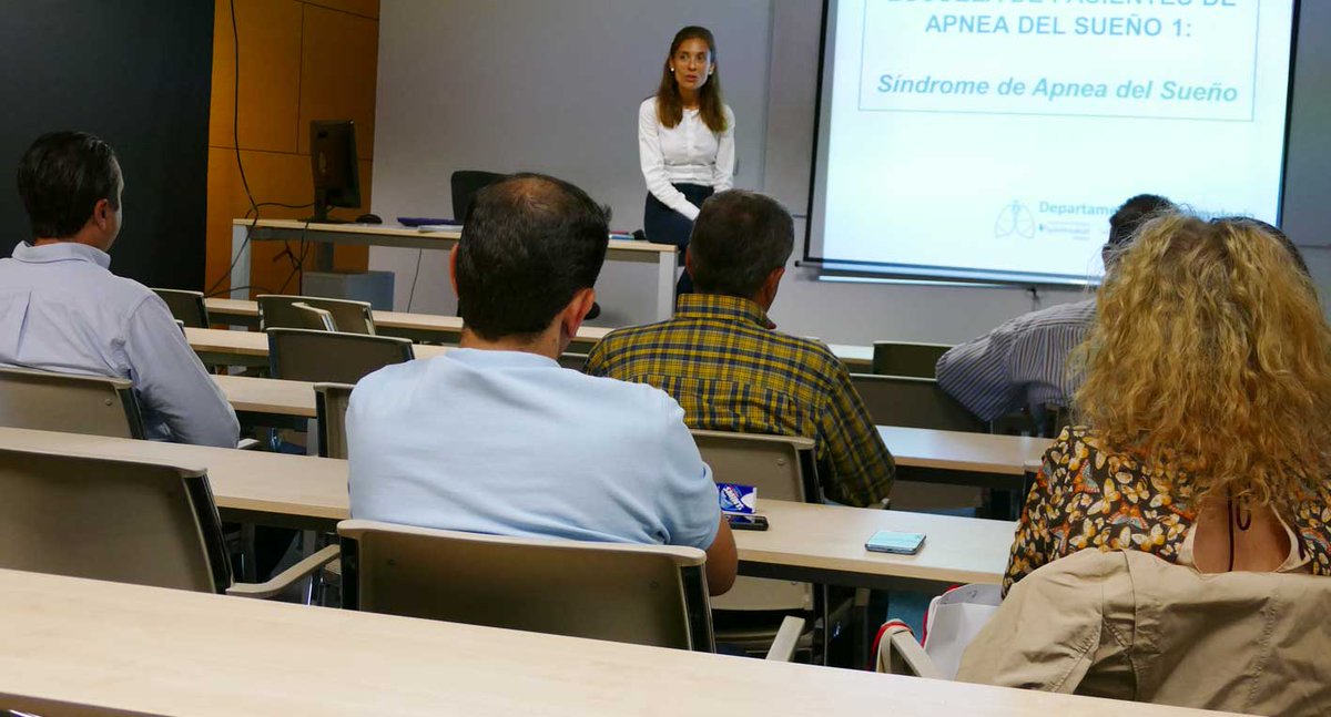 Ya en marcha la clase presencial de <a href="/apnea/">Cristián Pizarro</a> en la Escuela de Pacientes Neumológicos de <a href="/QS_Madrid/">Hospital Universitario Quirónsalud Madrid</a>. La Dra. <a href="/LorenaComeche/">Lorena Comeche</a> nos explica cómo identificar la #apnea y sus consecuencias para la salud.
