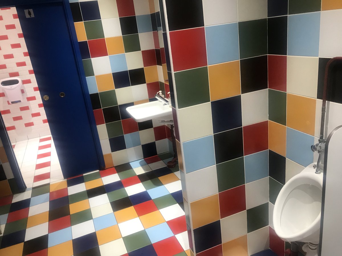 #Whenyouseeit - UX fail in toilet of bar that I visited today. Let me know if you can spot what I am talking about.