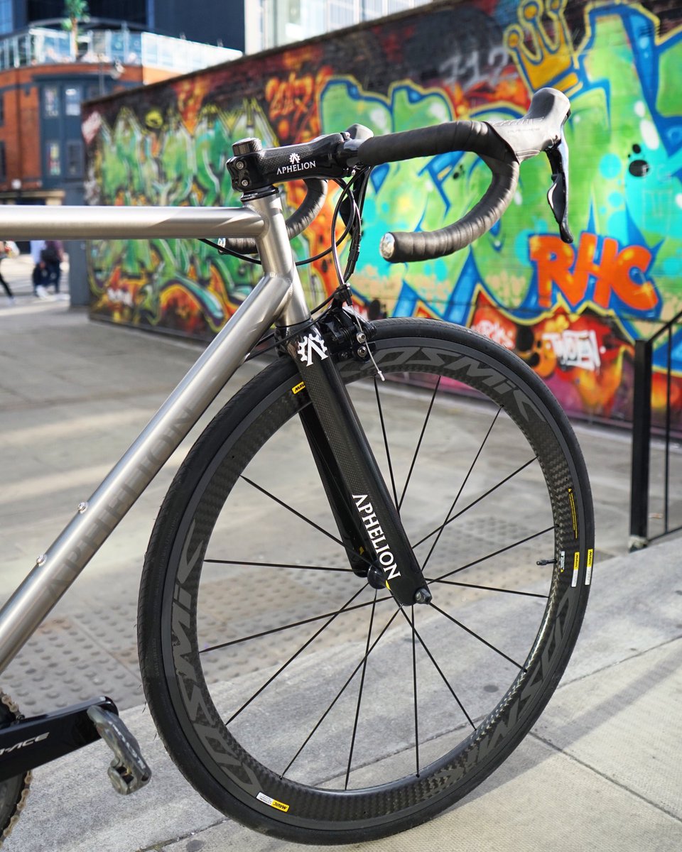 AphelionCycles's tweet photo. Deep section Mavic carbon wheels complimenting our streamline aero geometry 🔥🔥

Available at:
💻 https://t.co/BMcVTjKMFq

#aphelioncycles #bike #bicycle #cycle #cycling #ride #fixedgear #fixed #singlespeed #roadbike #commute #cityride #uk #carbon #custom #bespoke #londonbikes https://t.co/akPMiy6V7E