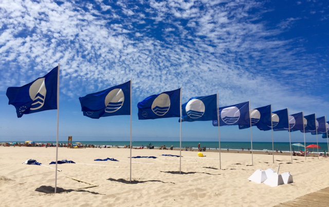VisitCadiz's tweet photo. Las cuatro playas urbanas de #Cádiz un año mas con su @Bandera_Azul https://t.co/qravzPwFAD