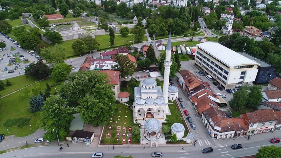 Banja Luka şehrindeki Ferhadiya camisinde iftar için yer sofraları kuruluyo...