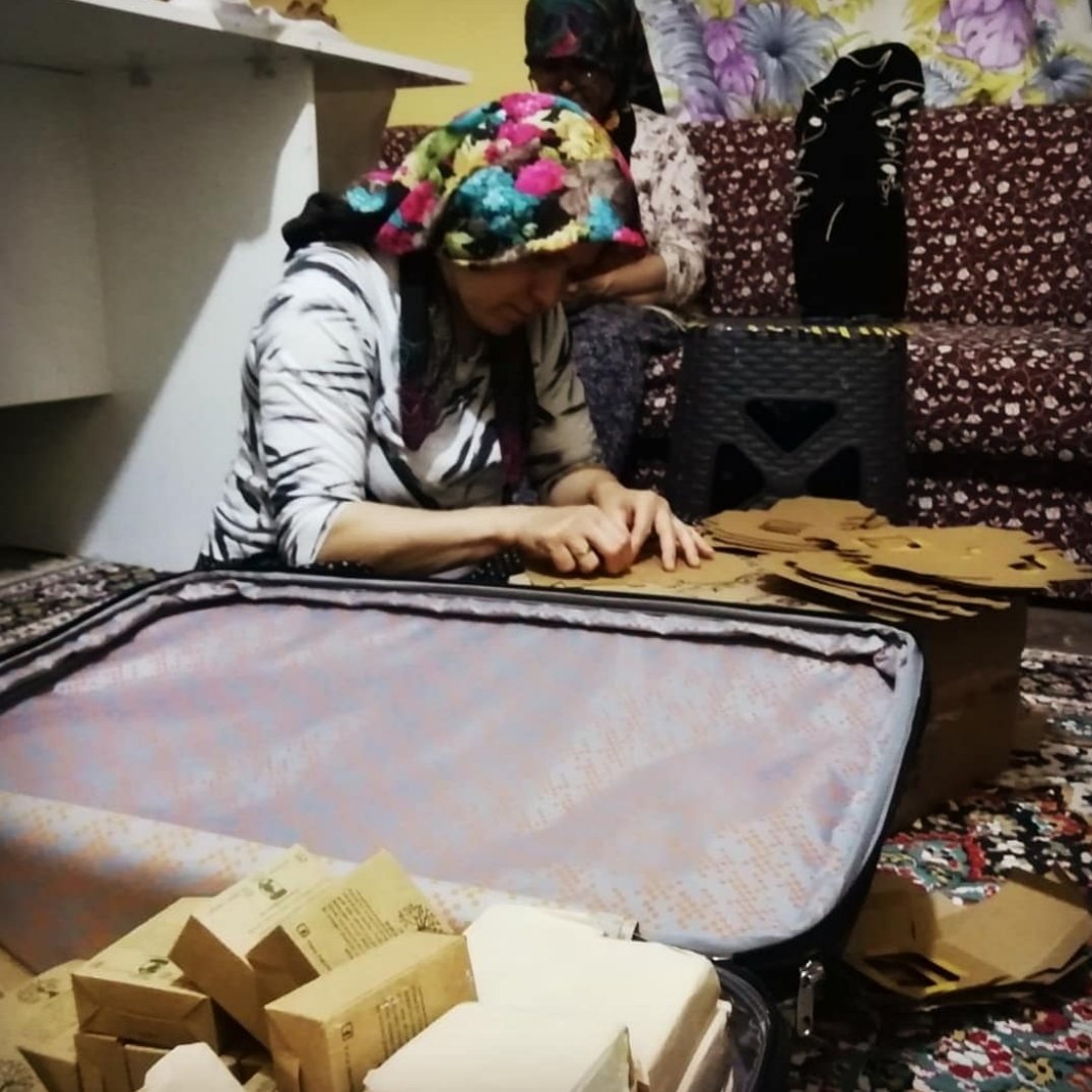 yircahanimeli's tweet photo. Herkes valize giysi doldurur biz sabun dolduruyoruz... Yarın İstanbul sabun kokacak
#İstanbul #yırcahanımeli #Kadıköy https://t.co/RI89gLC50M