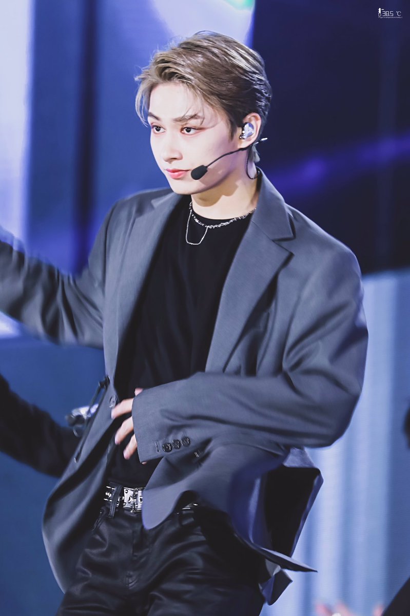 What's the temperature today?    
20℃ 🌤
Well...How do you feel,Firgun?  
38.5℃ 😆

<a href="/pledis_17/">세븐틴(SEVENTEEN)</a> 
#JUN #문준휘 #준 
#세븐틴 #SEVENTEEN 
#文俊辉 #ジュン