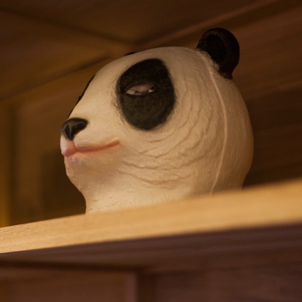 🐼 El oso panda de nuestra estantería nos representa: solitario, entrañable y con un toque canalla.
---
#DetallesCanallas #CanallaBistro #Canalla #RicardCamarena