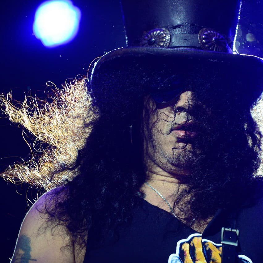 SlashFCBrasilia's tweet photo. Some nice pics of @Slash yesterday in Florianópolis! 🤘🏻🇧🇷🔥
His next show will be in Curitiba tomorrow at Live Curitiba! #SMKC #LivingTheDreamTourFloripa https://t.co/bWps96iZD9