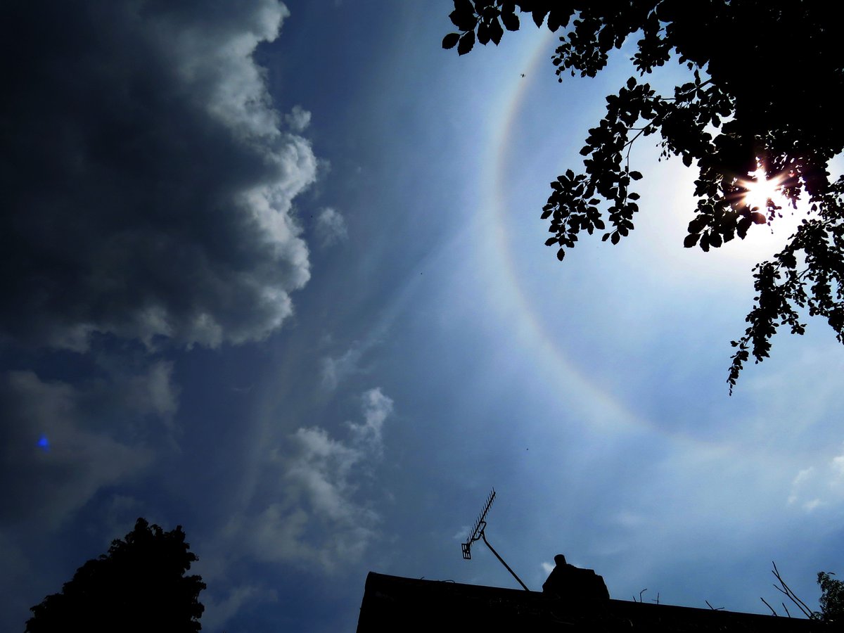 CloudAppSoc's tweet image. RT @angegarrod: 11 am 22 degree #solarHalo #atmosphericoptics #opticaleffects #clouds @CloudAppSoc @BBCWthrWatchers @Hudsonweather @StormHour #springwatch #photography  @newburyastro @UKWIAN