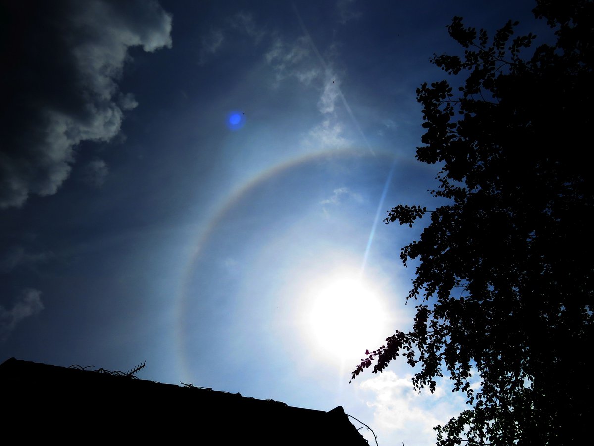 CloudAppSoc's tweet image. RT @angegarrod: 11 am 22 degree #solarHalo #atmosphericoptics #opticaleffects #clouds @CloudAppSoc @BBCWthrWatchers @Hudsonweather @StormHour #springwatch #photography  @newburyastro @UKWIAN