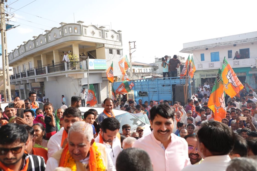 Amazing atmosphere! Enjoyed the victory march across the streets of Banaskantha Loksabha seat. #VijayiBharat