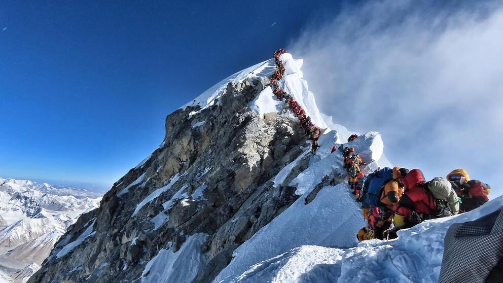 Ya no hay duda: nuestra especie es la más estúpida del planeta. 
Esta imagen lo dice todo. Más de 200 alpinistas haciendo cola para coronar (y hacerse la foto) en la cima del Everest. 
Si Edmund Hillary levantara la cabeza...