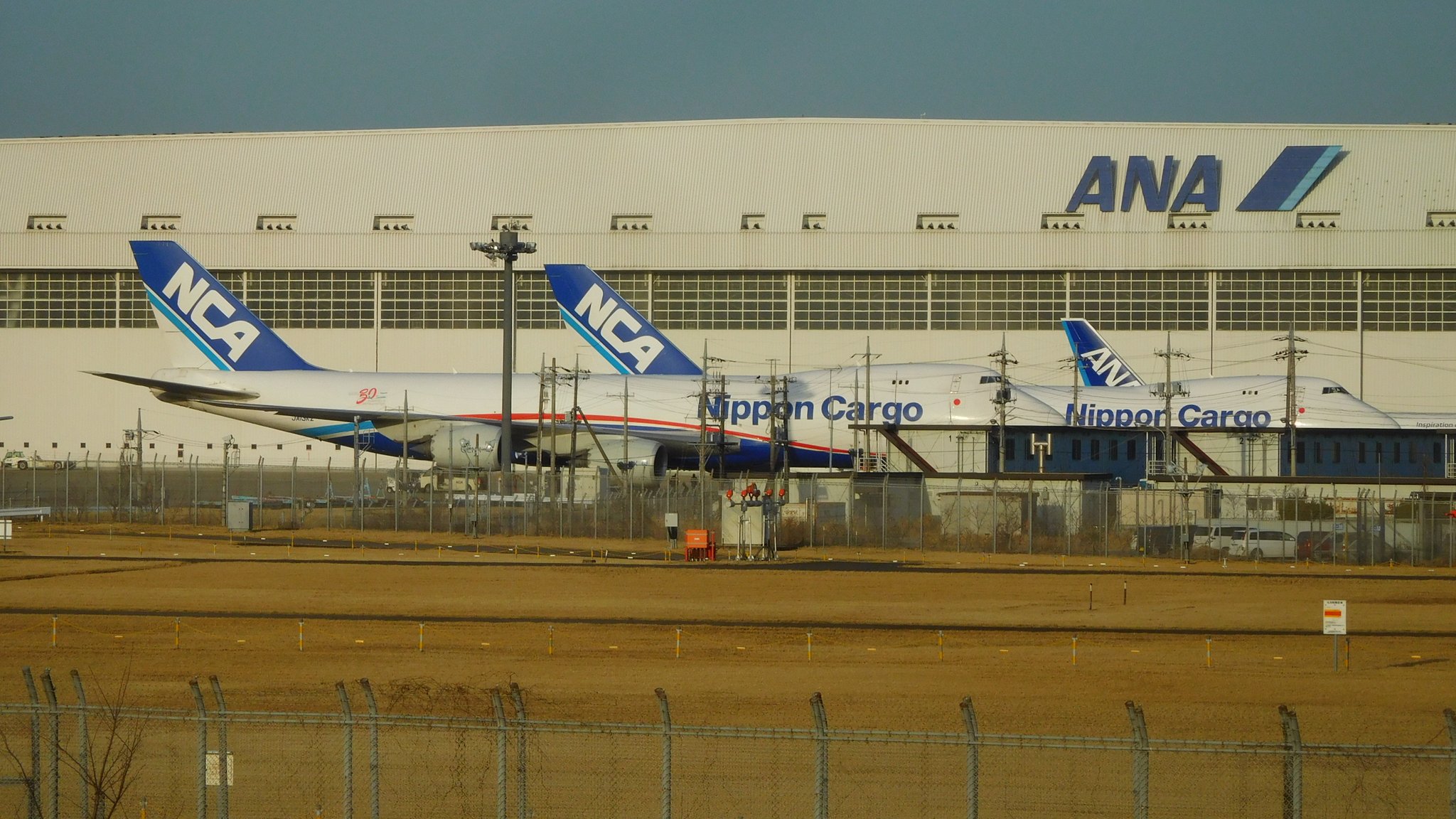 Vitamintecno 明日から運行が始まるanaのa380 成田空港のanaのハンガーもa380の尾翼が入るように切り欠きができてるんですね 昔いた747よりも尾翼がかなり高いですからね 比較画像は2年前です T Co Ni4vkhddpp Twitter