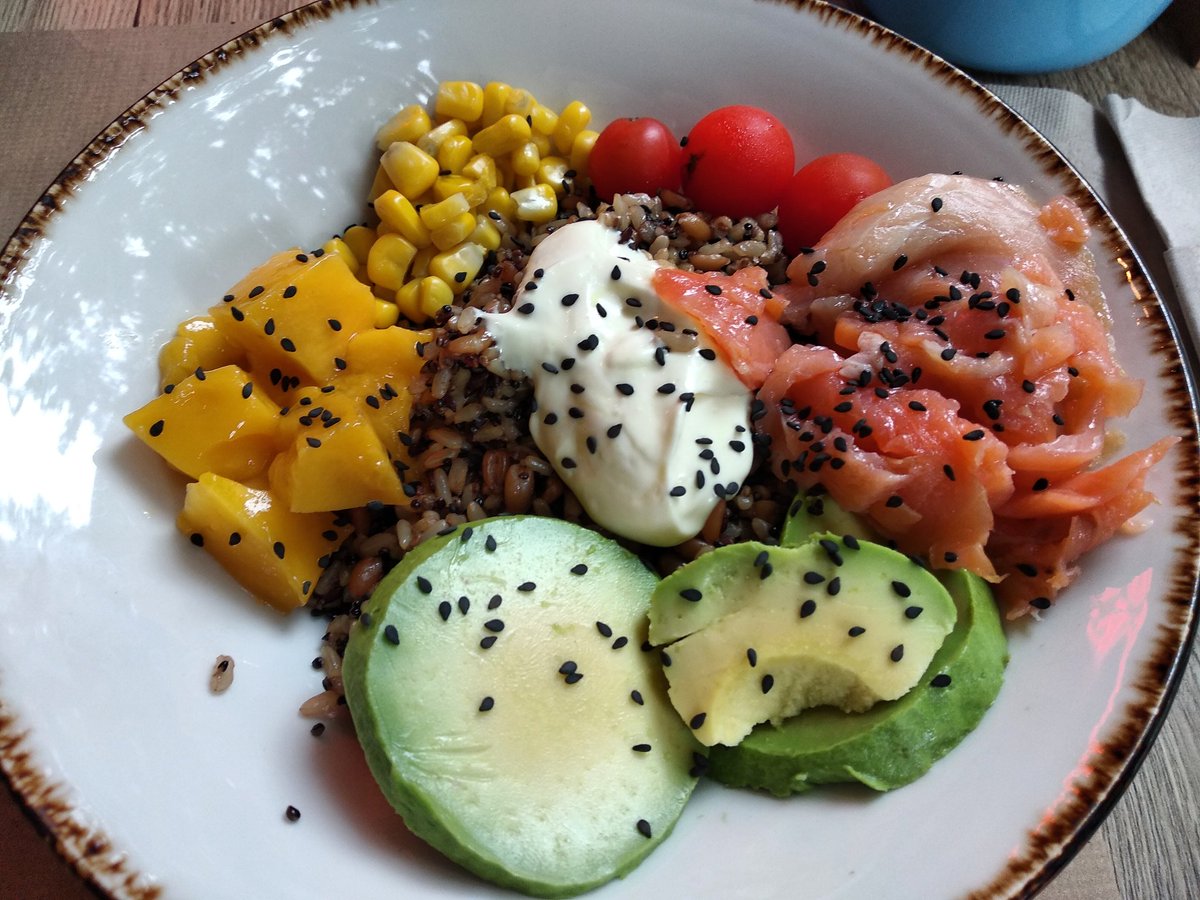 la_comidilla's tweet photo. Un plat de #poke com aquest el podeu trobar a @mugloversbrunch 
#dinarssaludables #HealthyFood https://t.co/VrIx7pScxV