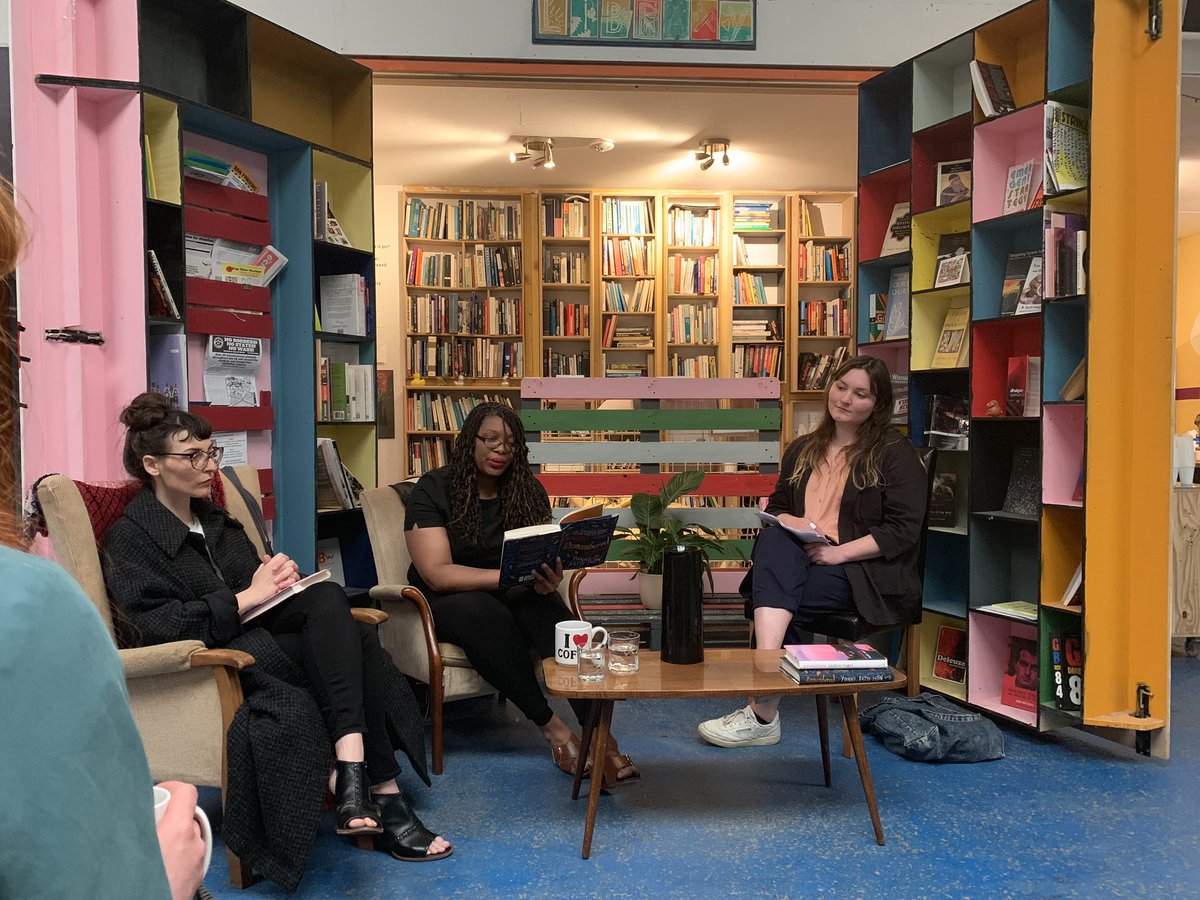dialoguepub's tweet photo. At #GAS @lolloblitzkatze is interested in truth in the novel, @YBattleFelton believes that there is truth to fiction as the characters have to adjust to the themes of the time as we all do IRL. #RuntheStory #DiscoverDialogue https://t.co/VpnxcoFZRx
